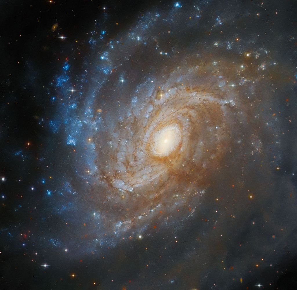 Telescópio Hubble encontra galáxia encoberta por nuvem cósmica