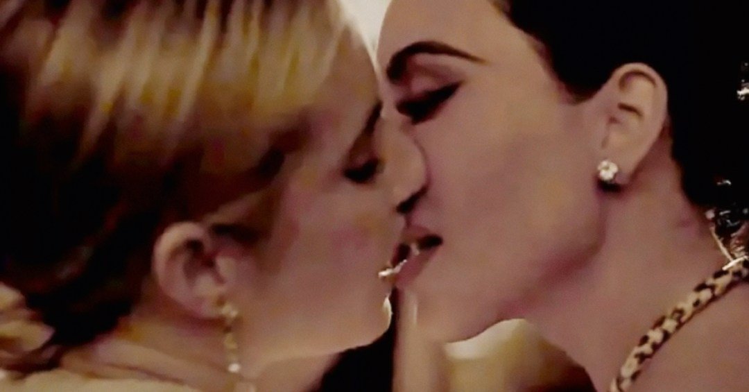 O bastidor hilário do beijo entre Emma Roberts e Kim Kardashian em série