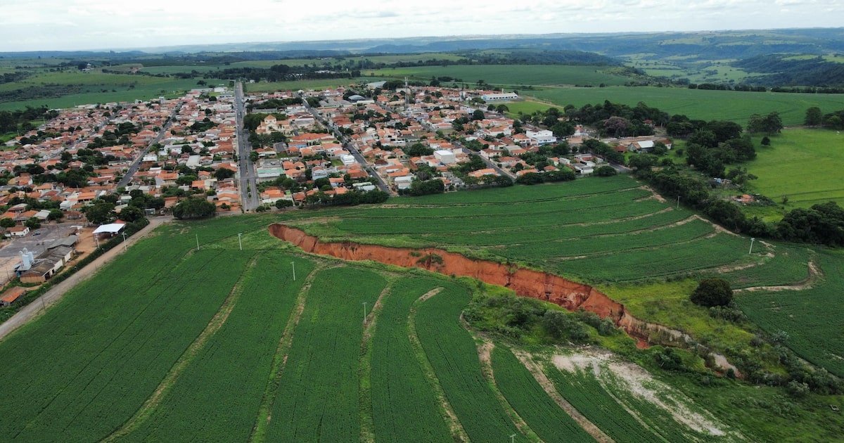 Cratera avança sobre município no interior de SP; veja imagens
