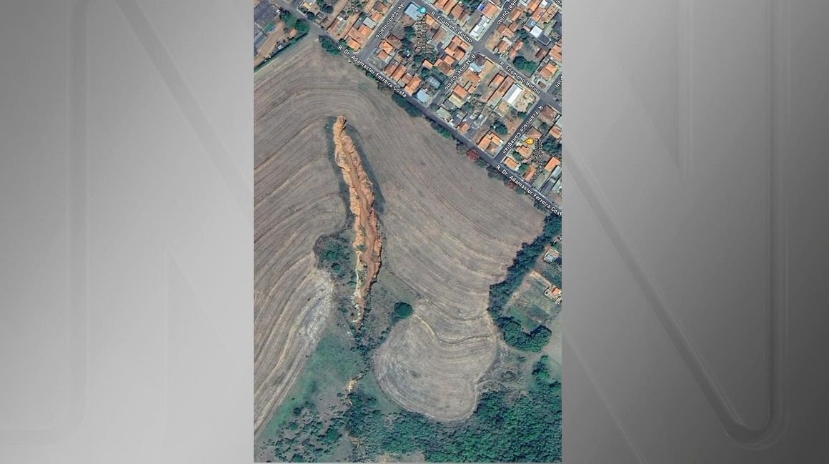 Cratera com 300 metros de comprimento cresce em cidade do interior de SP