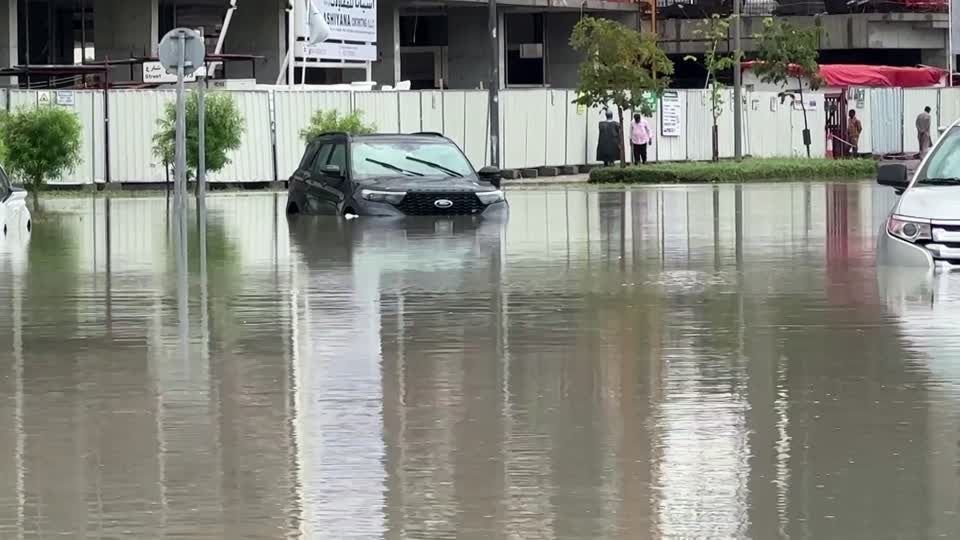 Dubai fica debaixo d’água após registrar volume de chuva esperado para ano inteiro