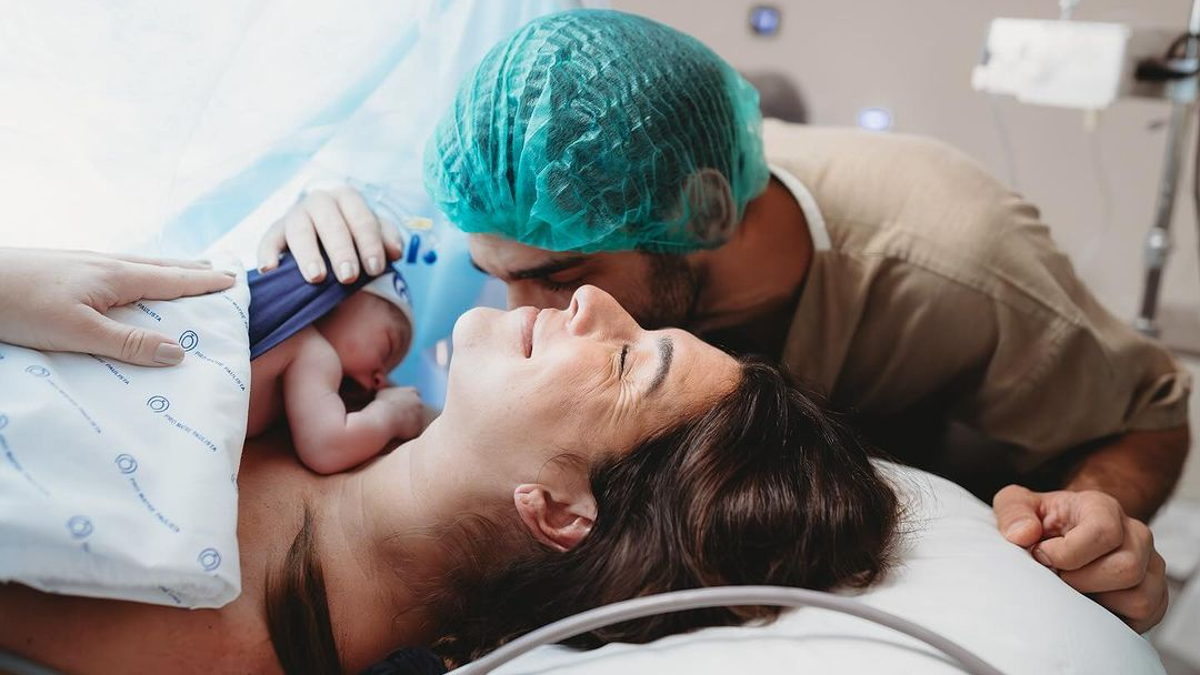 Fernanda Paes Leme deixa maternidade após dar à luz Pilar