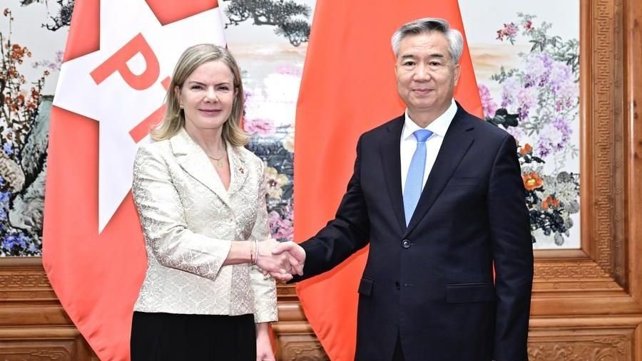 Gleisi Hoffmann vai à China e fala em “aprofundar parcerias“ com Partido Comunista