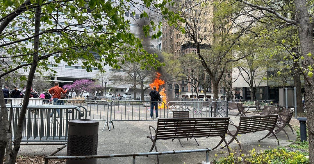 Homem ateia fogo em si mesmo em frente a tribunal que julga Trump
