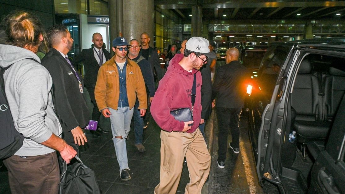 Jonas Brothers chegam ao Brasil; veja imagens do desembarque