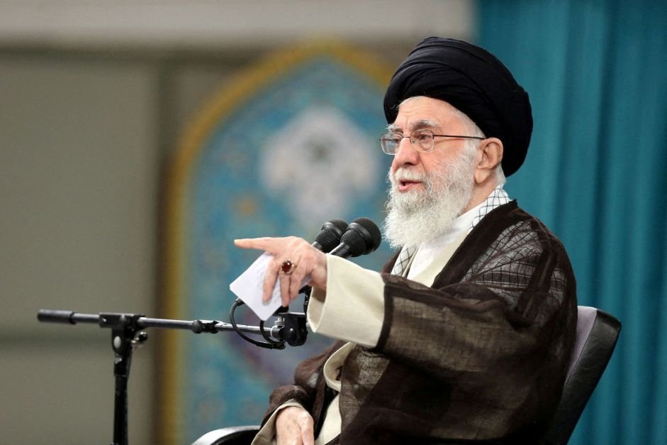 Malicioso regime sionista será punido, diz Khamenei após Irã lançar drones contra Israel