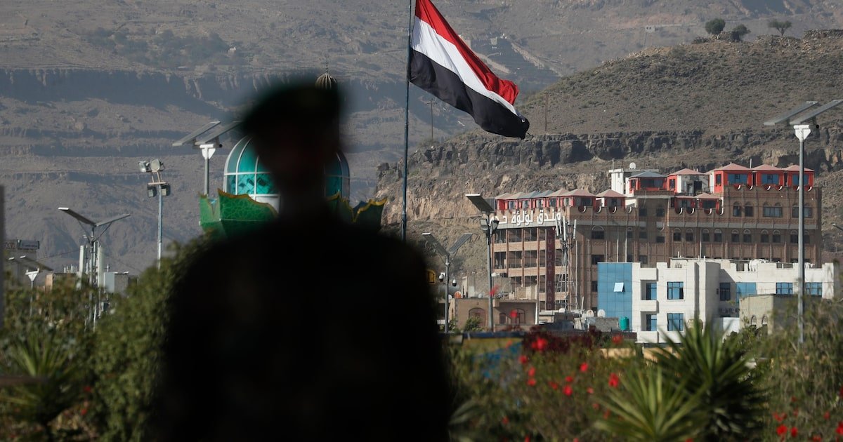 Míssil lançado por rebeldes houthis no Iêmen mata dois marinheiros civis dos EUA, dizem autoridades