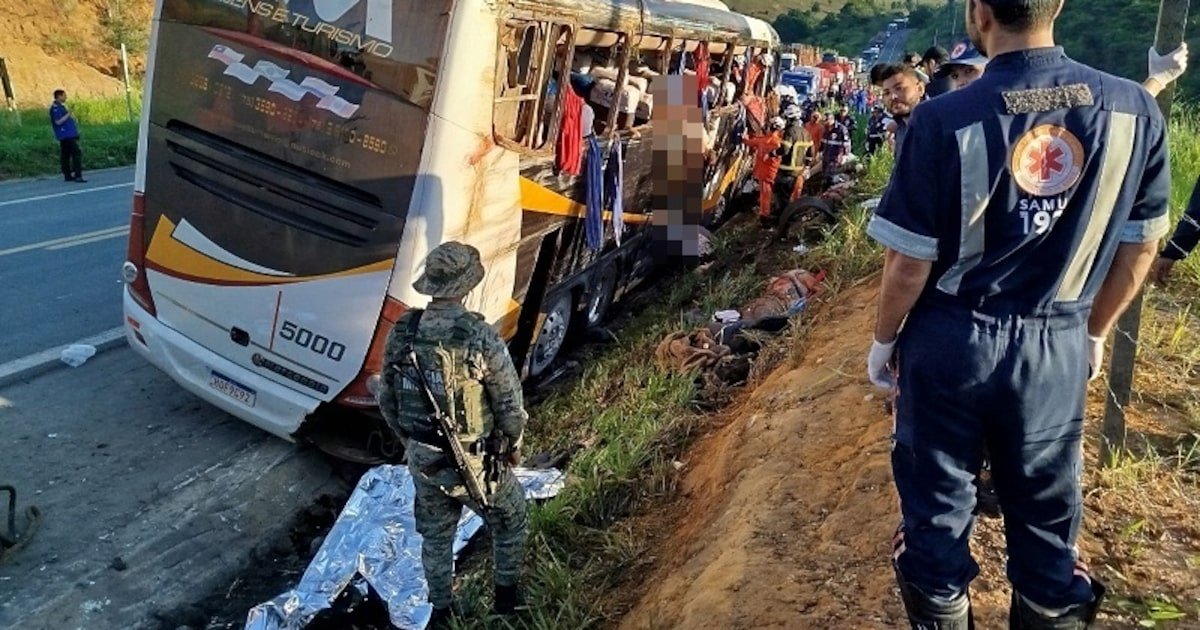 Ônibus de turismo que ia do Rio a Porto Seguro tomba e deixa 9 mortos