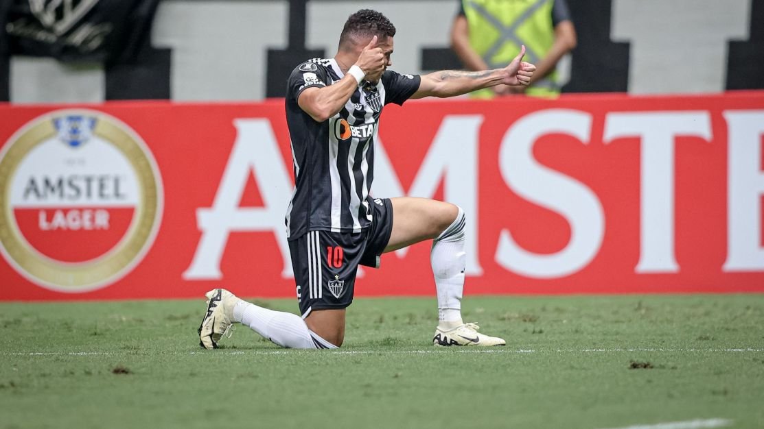 Paulinho decide, e Atlético-MG vence Rosario Central pela Libertadores