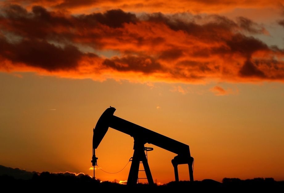 Petróleo sobe quase 1% com tensões no Oriente Médio, mas tem perda semanal