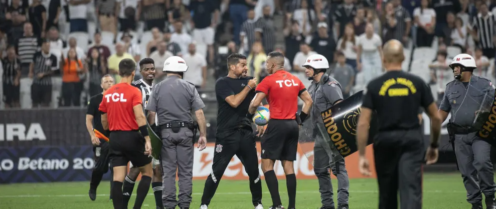 Técnico do Corinthians evita criticar árbitro, mas afirma: “Quis compensar“