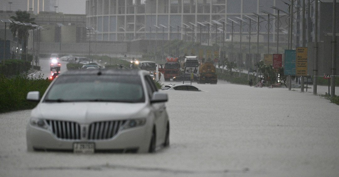 Tempestades deixam desértica Dubai debaixo d’água; veja vídeos