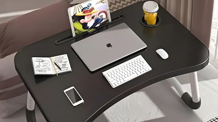 ‘Valeu muito a pena’: mesa portátil para notebook é opção elogiada para trabalhar na cama ou no sofá
