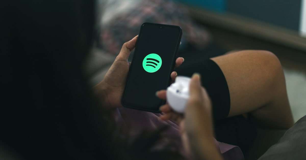 ‘Lave as axilas’ e ‘botando pernilongo para nanar’: Playlists do Spotify invocam memes para bombar